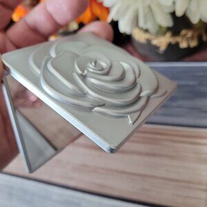 🌹Elegant Rose Blossom Compact Makeup Mirror Normal & Magnifying (Silver Color)